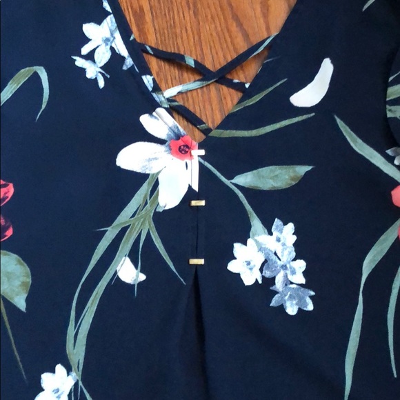 Dynamite floral top blouse - Picture 3 of 4